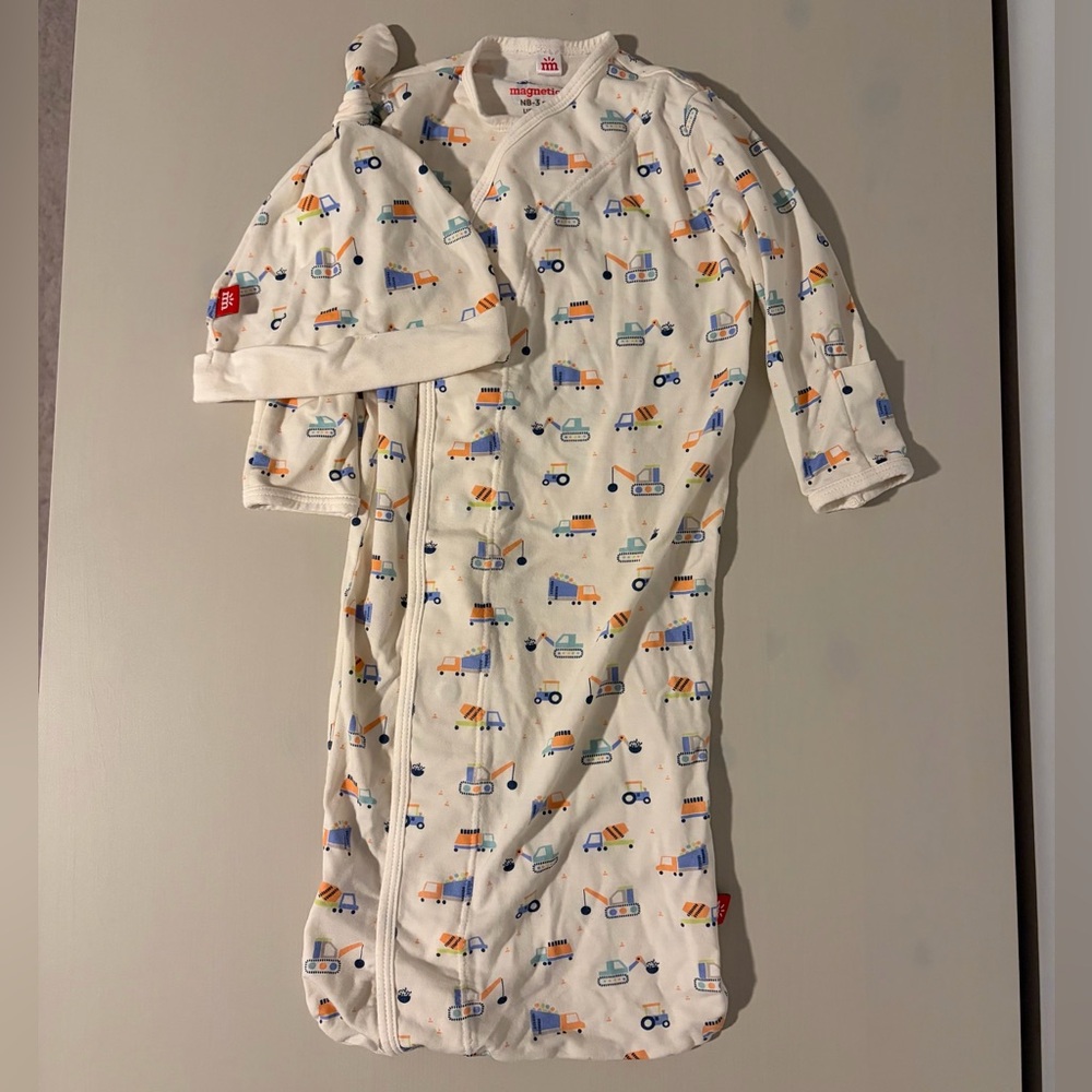 Magnetic me gown and hat set
Newborn-3months